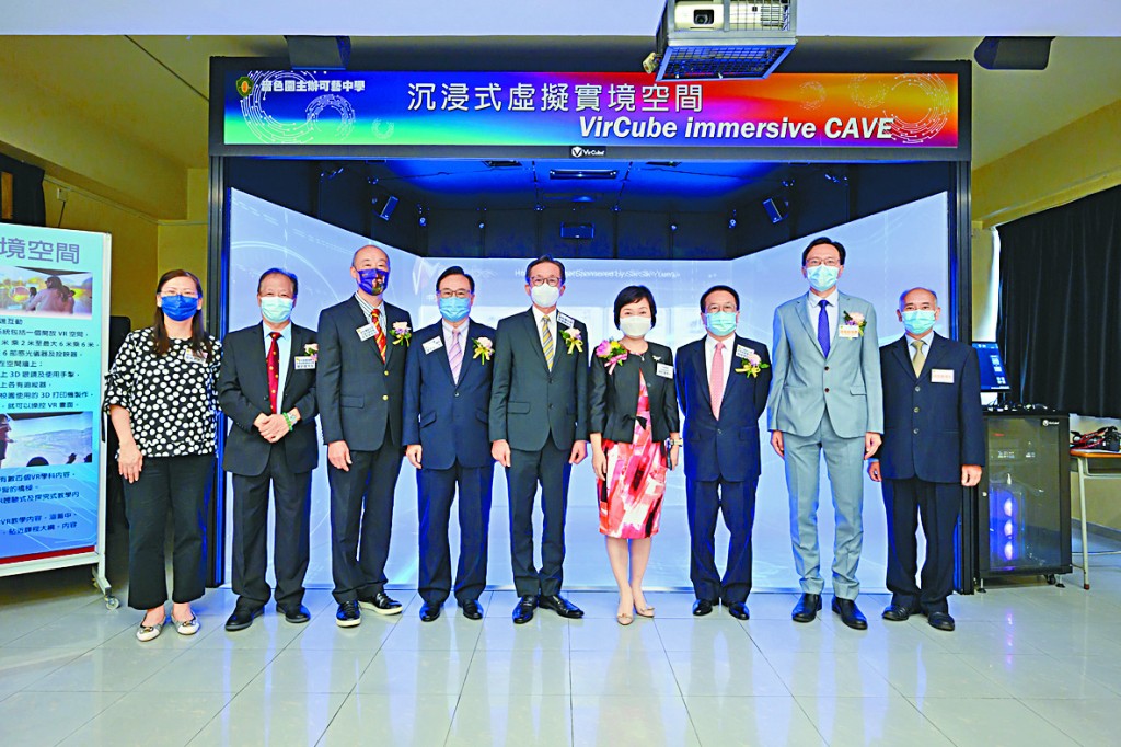 （左起）蕭紫君女士、陳拾壹董事、余君慶校監、陳志球顧問、馬澤華主席、蔡若蓮博士、陳燦輝副主席、張建新校長、饒志彬老師