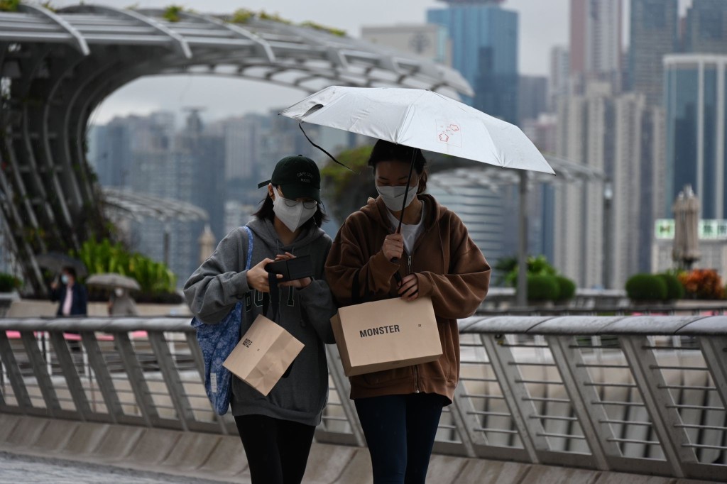 今日天氣預測多雲，有幾陣驟雨。