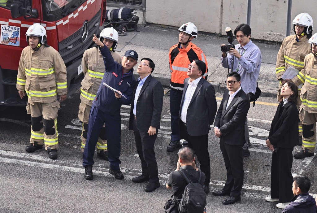 李家超聯同陳國基、鄧炳強親赴火災現場視察。 李家超聯同陳國基、鄧炳強親赴火災現場視察。
