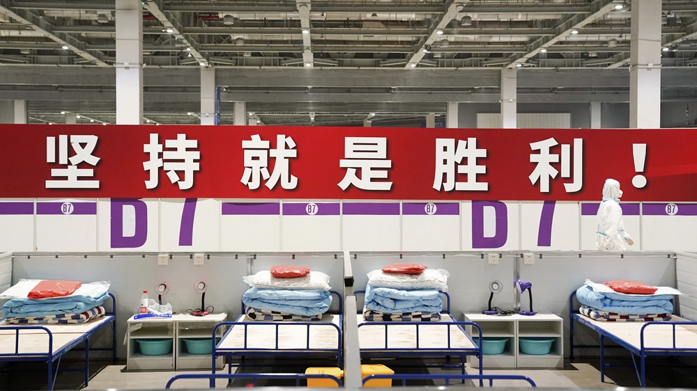 截至4月13日上午8時,新國際博覽中心方艙醫院已收治14,821人。美聯社資料圖片