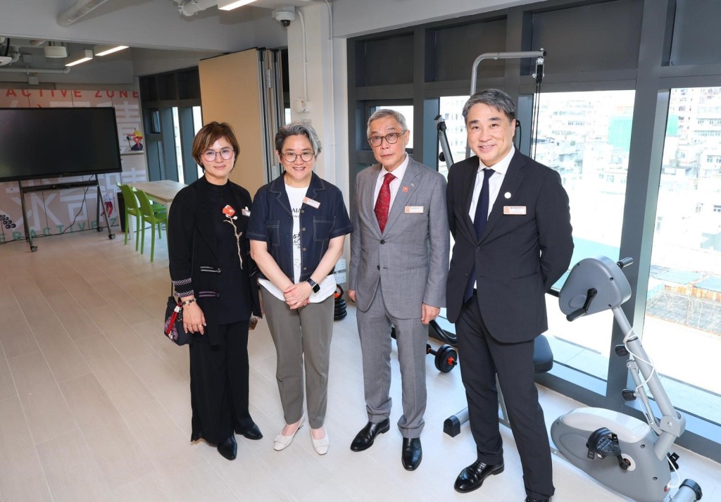 一眾嘉賓參觀「賽馬會箕寓」設施。 一眾嘉賓參觀「賽馬會箕寓」設施。