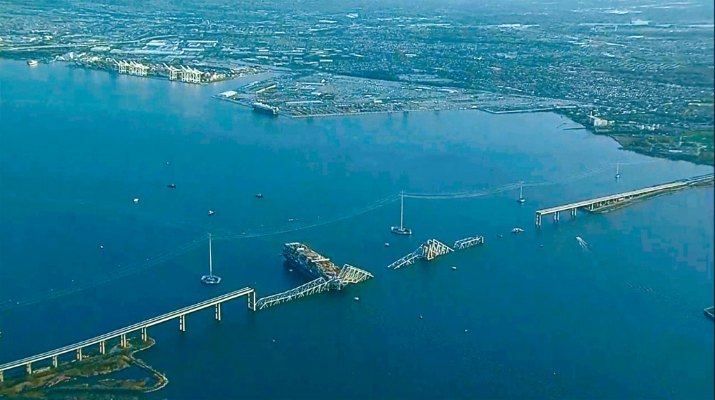巴尔的摩“弗朗西斯．斯科特．基”大桥遭大型货柜船撞上桥趸后，大段桥面坍塌。