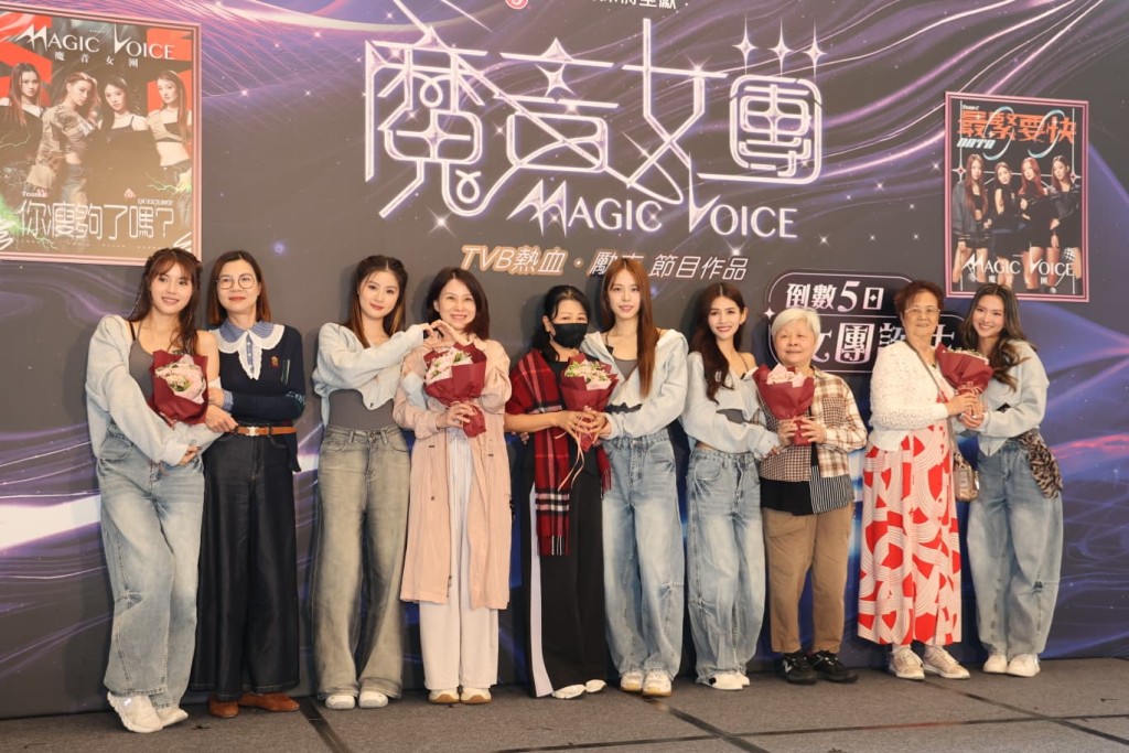 陳熙蕊（右四）的媽媽（右三）從美國返港支持女兒。