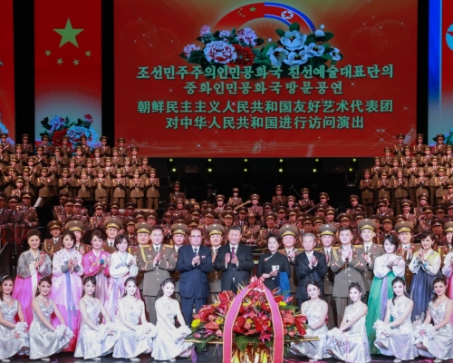 習近平伉儷觀北韓藝術團演出。