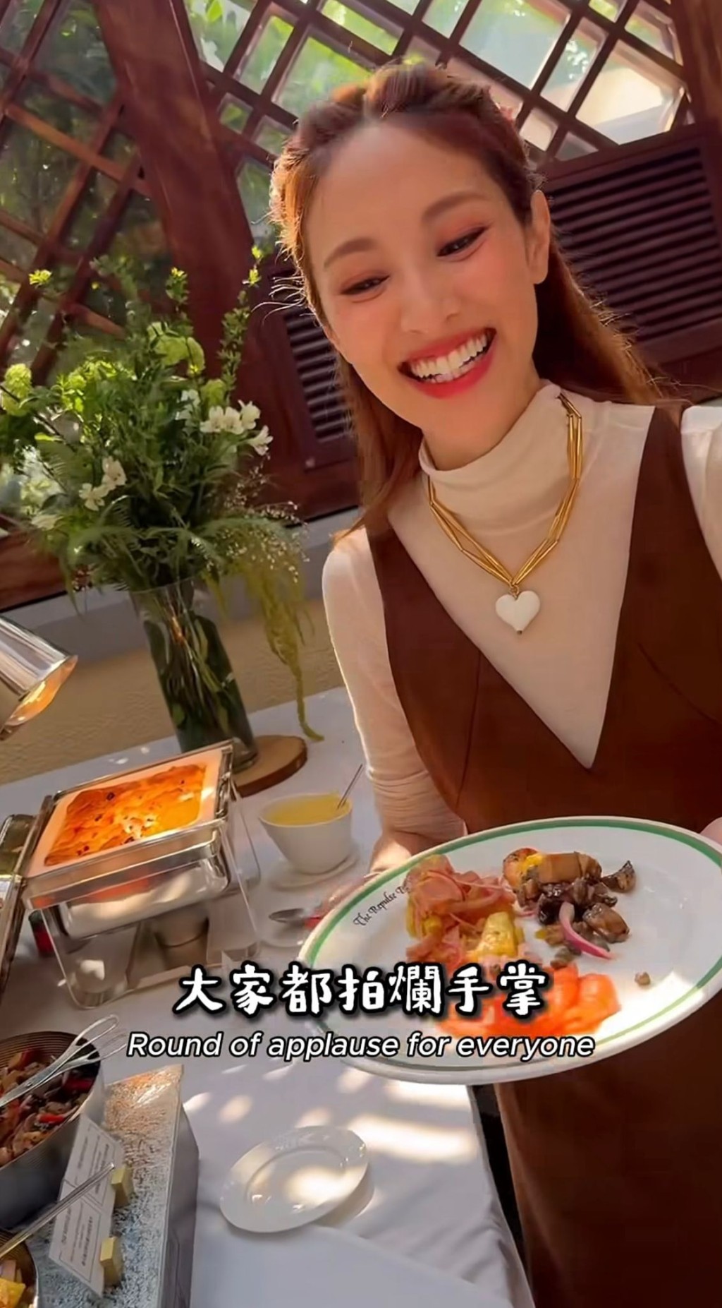 陳凱琳落力介紹場地及場地提供的設施及食物。