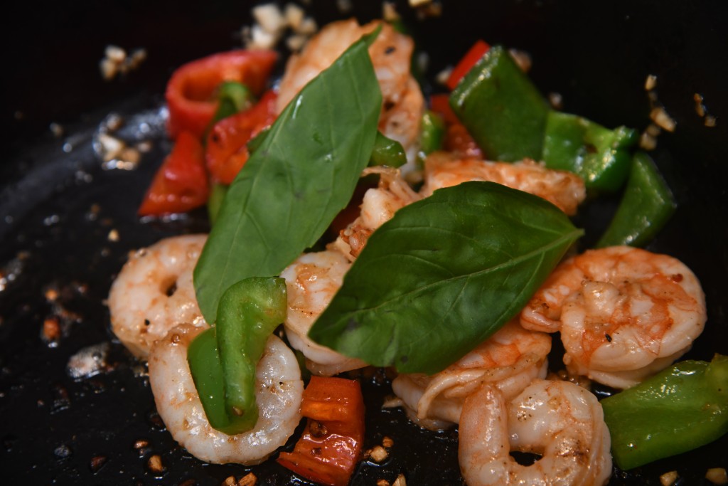 小貼士：蝦炒熟才拌入羅勒，以免羅勒變黑。 To prevent the basil from turning black, add the basil when the shrimp is done.