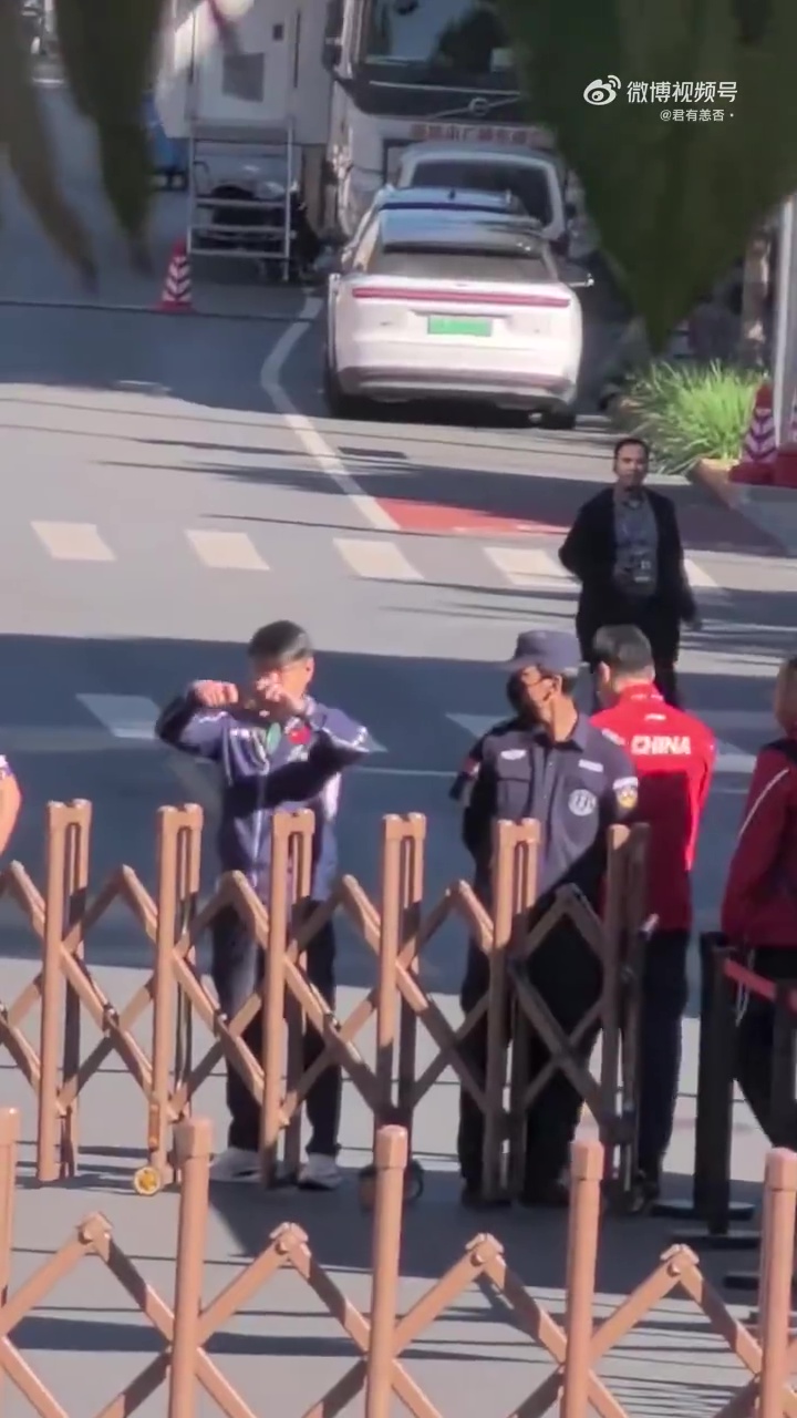 王皓舉機拍攝圍堵叫罵的極端球迷。 王皓舉機拍攝圍堵叫罵的極端球迷。