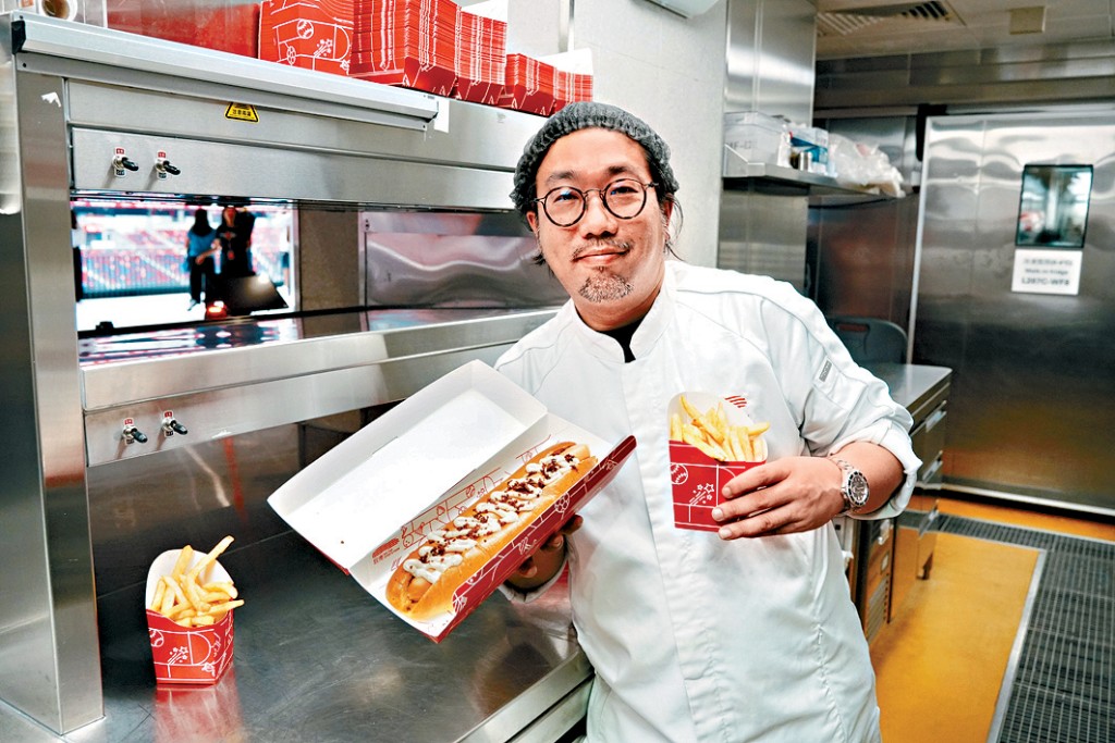 啟德體育園場館美食站主廚林沛德指，炸薯條及熱狗是最受歡迎的小食。