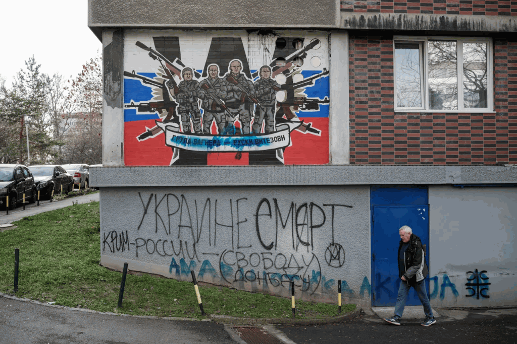 塞爾納亞首都貝爾格勒一宅所外牆繪有華格納傭兵壁畫。路透