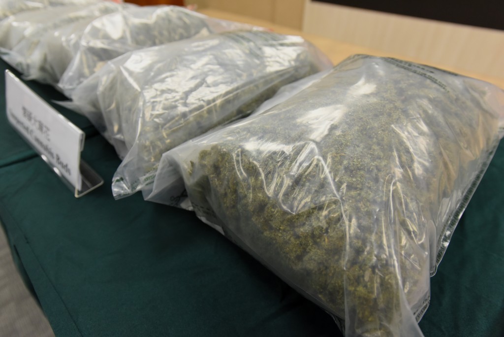 行動中海關檢獲約兩包共8公斤懷疑大麻花，估計市值約160萬元。黃文威攝
