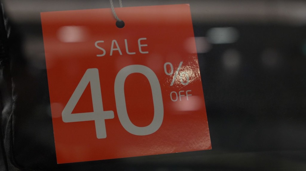 各大商場都推出購物優惠，吸引消費者購物。