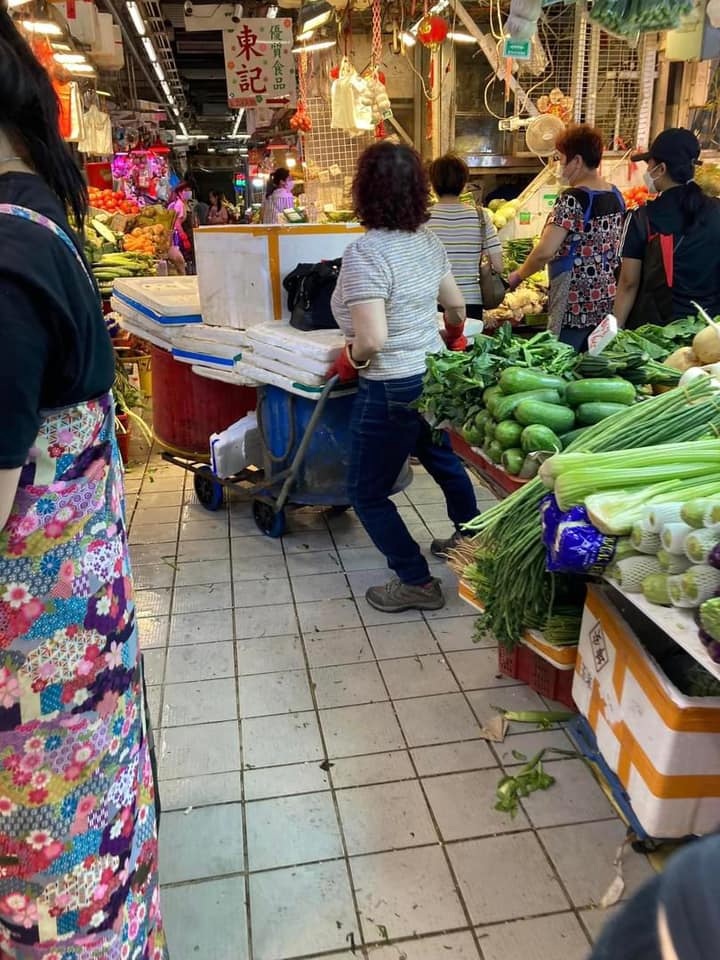 網民指責女菜販已非首次用手推車霸住通道位置。(香港突發事故報料區及討論區)