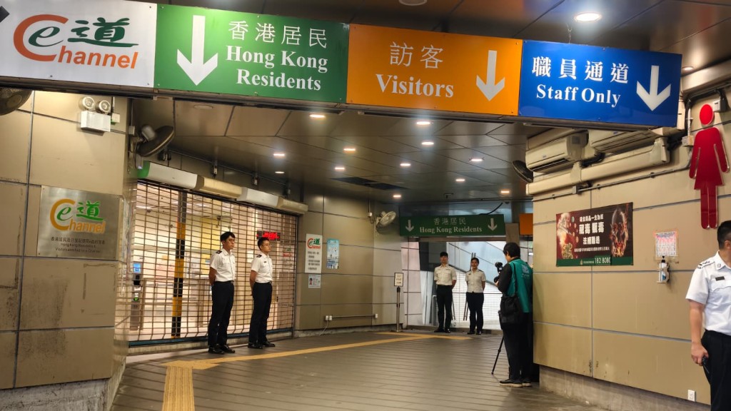 踏入清晨6時30分,舊皇崗口岸「落閘」關閉,結束歷史使命。黎志偉攝 踏入清晨6時30分,舊皇崗口岸「落閘」關閉,結束歷史使命。黎志偉攝