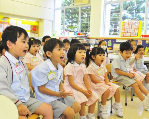 啓思小學附屬幼稚園位於九龍塘牛津道2A號地下及1樓，與啓思小學共用校舍。