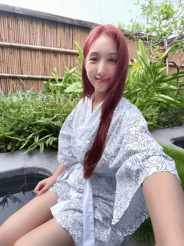 海兒以一身白色浴袍造型自拍,露出甜美笑容,大晒白滑美腿,相當吸睛。 海兒以一身白色浴袍造型自拍,露出甜美笑容,大晒白滑美腿,相當吸睛。
