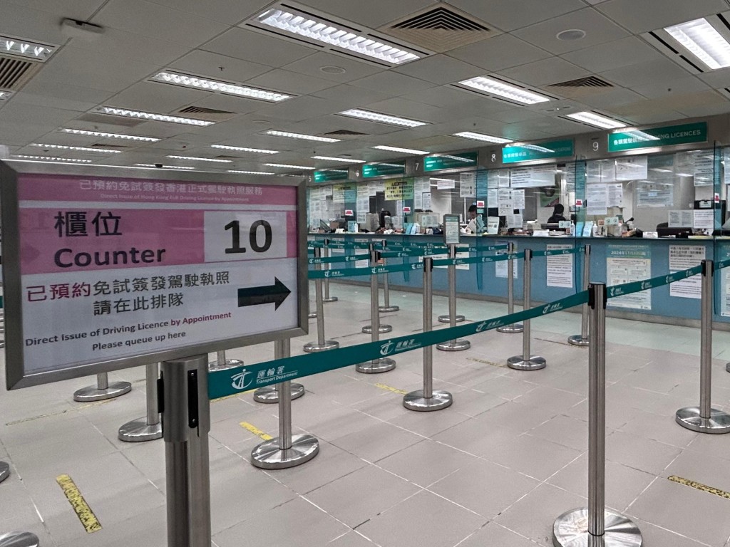 盧偉君指各牌照事務處整體櫃位服務和輪候秩序良好。運輸署提供