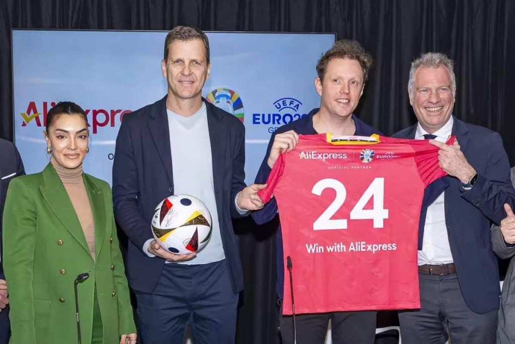 AliExpress成为欧洲杯电商平台独家赞助商，德国名宿Oliver Bierhoff（左二）出席造势。