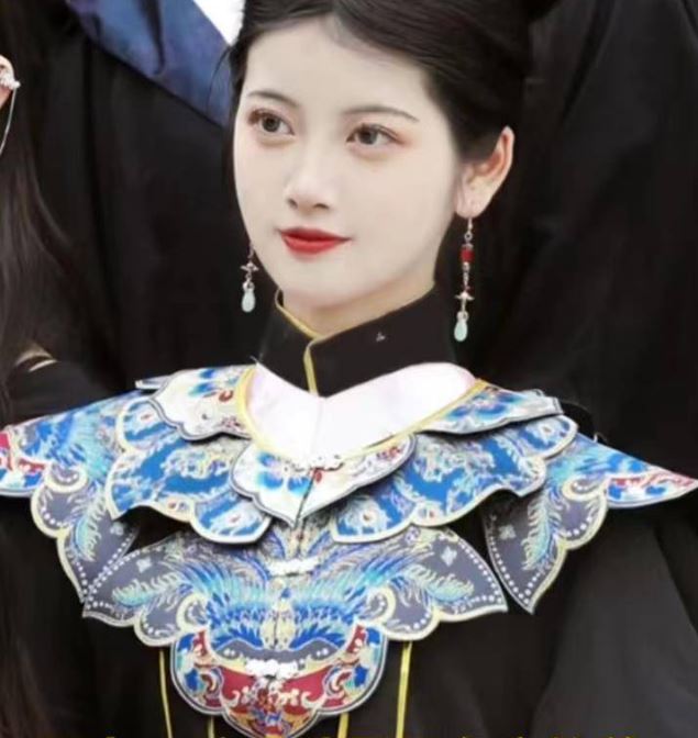 四川某高校的毕业照拍摄现场，一位女孩身穿带有中国风的学士服。