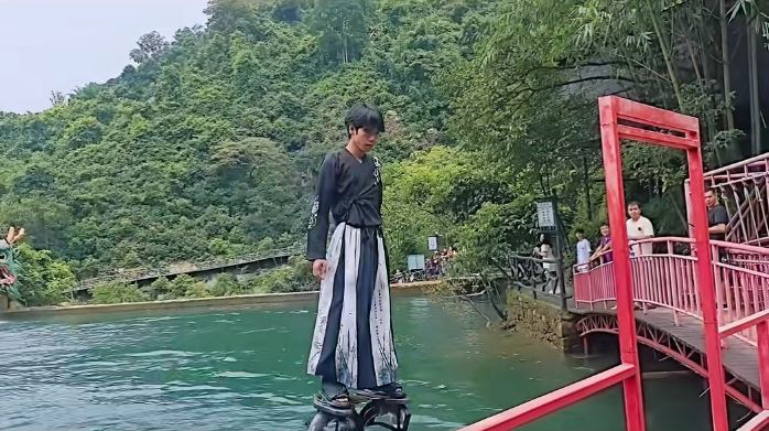 21歲「水上飛人」教練小傑因水管破裂被溺死。