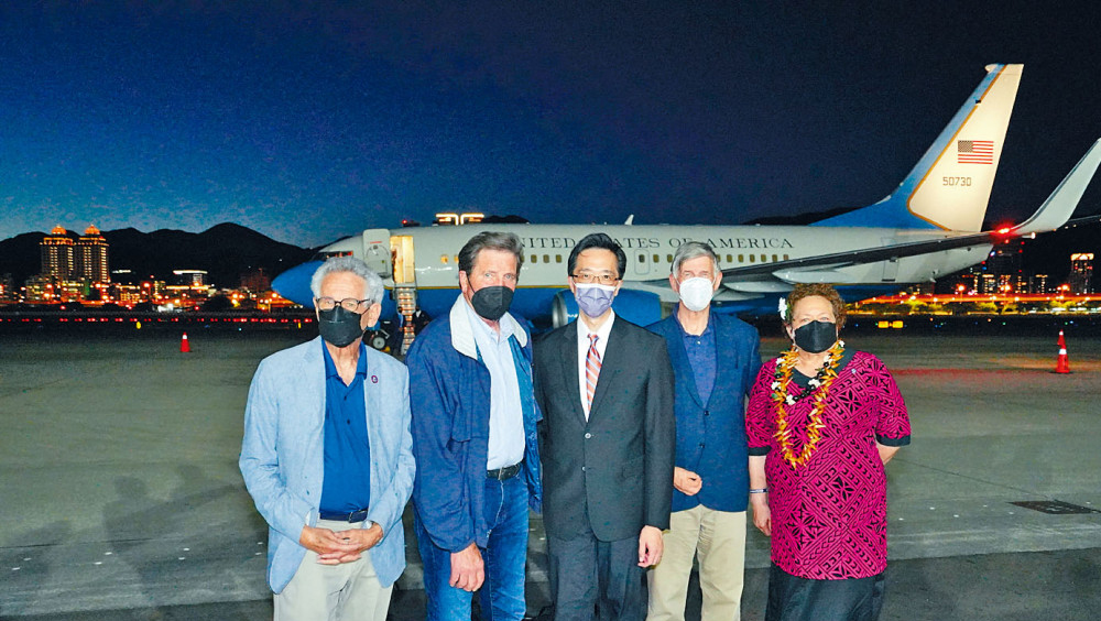 台灣的外交部官員(中)迎接四名美國議員。