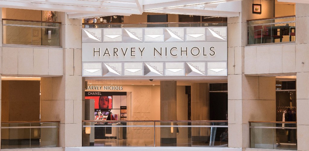 在港经营两家门店的奢侈品百货公司Harvey Nichols，于上月底亦宣布经营了18年的中环置地广场门店结业。
