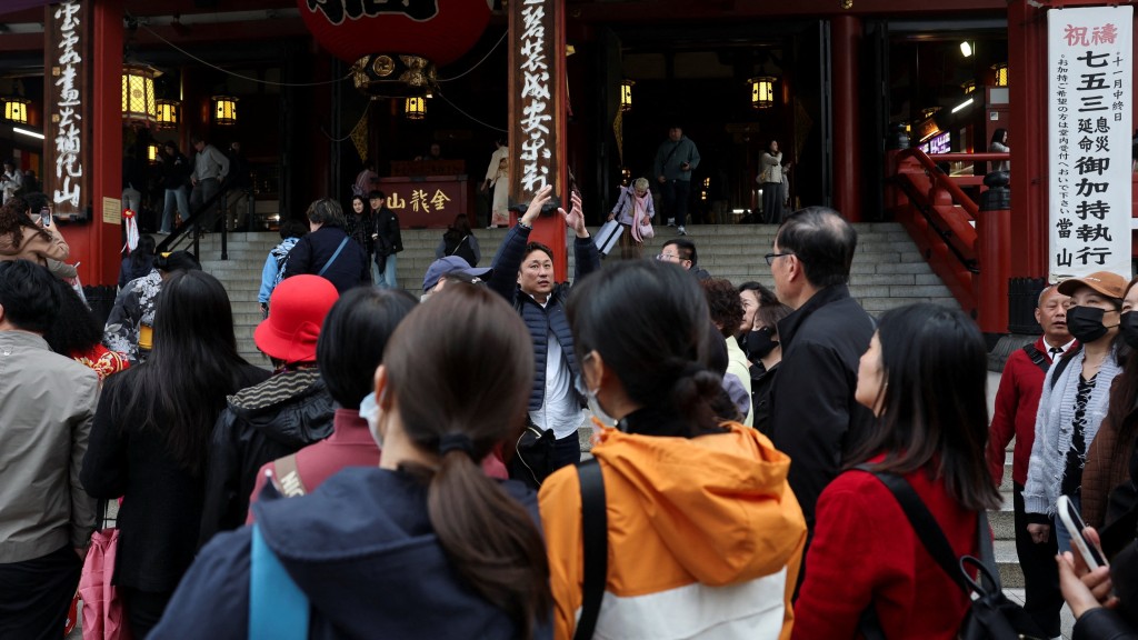 中國旅行團遊覽淺草寺。 路透社