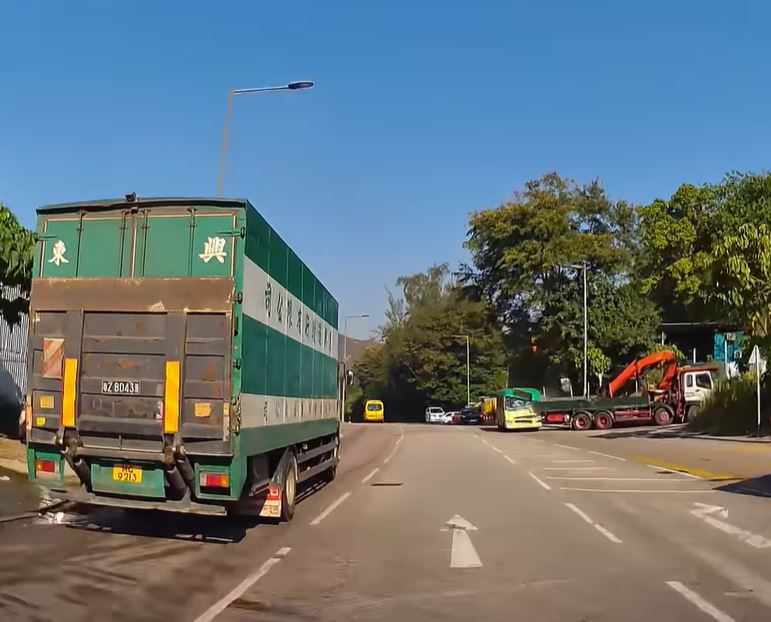 小巴駛至，未有減速也未有扭軚，直撼吊臂車車尾。fb車cam L（香港群組）影片截圖