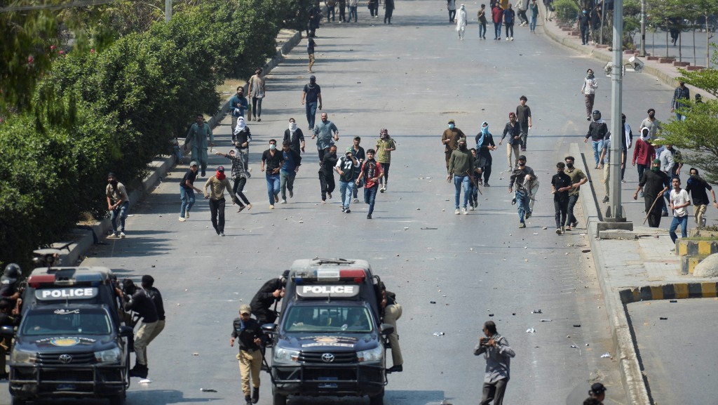 伊朗巴基斯坦卡拉奇美領館外爆衝突 至少9死25傷。路透社