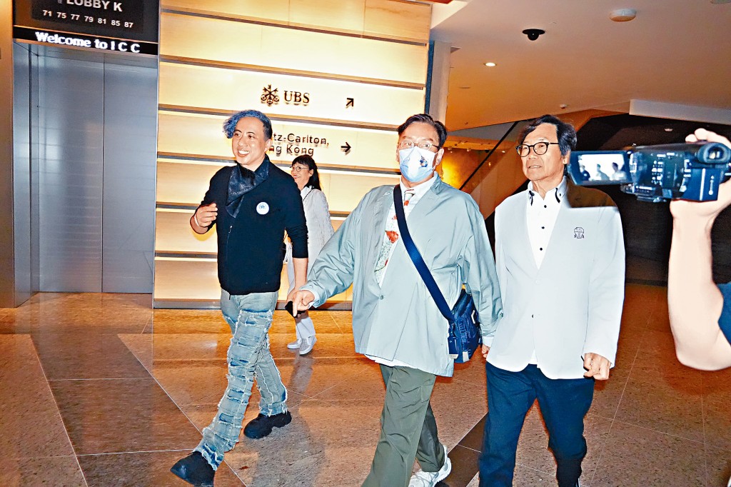 譚詠麟與陳百祥在反面後首次同場,二人在婚禮尾聲前後腳離開。
