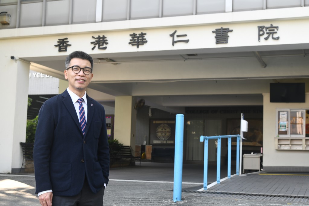 香港华仁书院校长陈伟伦表示，如果有学生希望留长发，校方会先了解他们的想法。