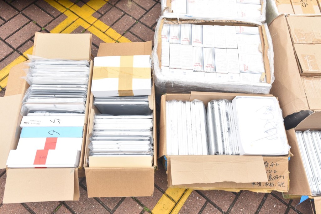 行動中，共檢獲總值10萬的兩部七人車、22箱電子產品及41箱咳藥水。楊偉亨攝
