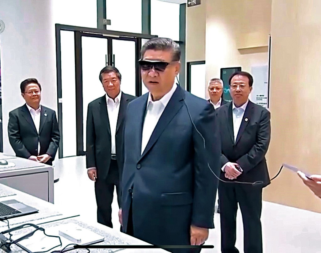習近平饒有興致地戴上智能眼鏡親身體驗。
