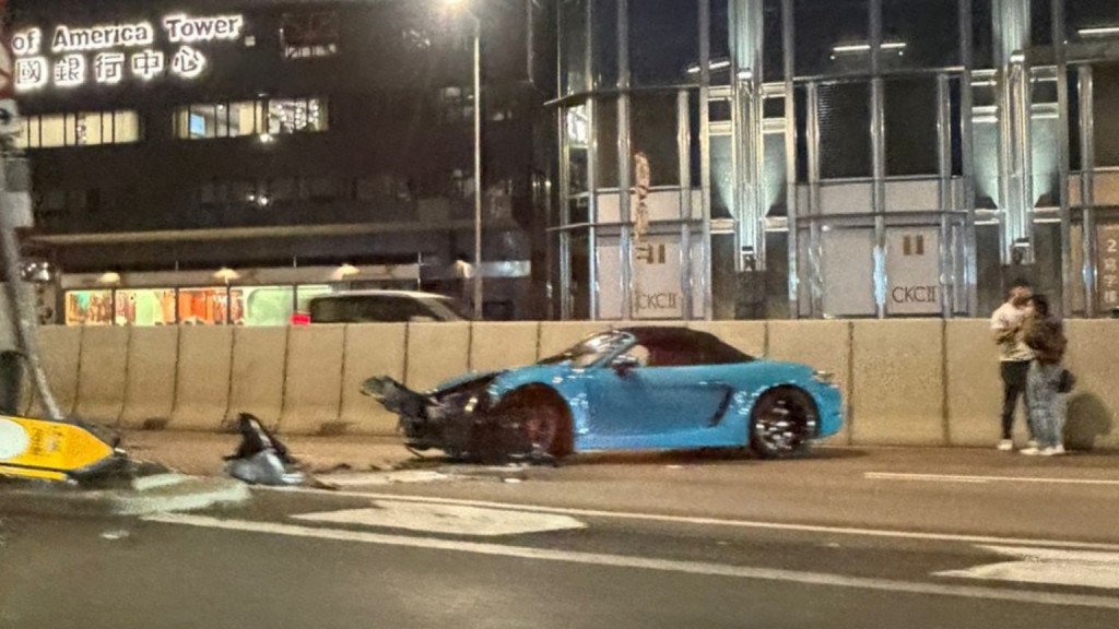 保時捷車頭嚴重損毀。FB:Bosco Chu@車Cam L(香港群組) 保時捷車頭嚴重損毀。FB:Bosco Chu@車Cam L(香港群組)