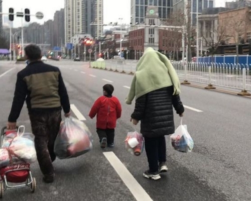 一家四口在華南海鮮市場遷出被送往酒店。(網圖)