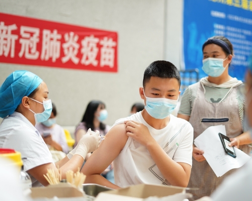已打二針疫苗的人數已佔全國人口的55%。新華社相片
