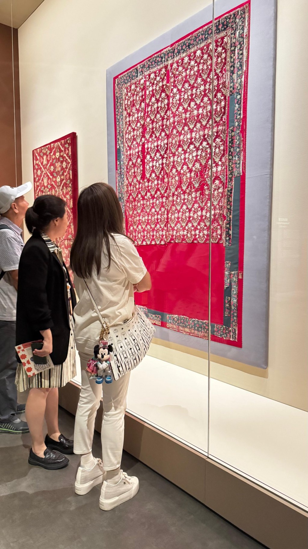 羅淑佩參觀獲卡塔爾博物館支持的付費展覽「天方奇毯」。羅淑佩FB圖片 羅淑佩參觀獲卡塔爾博物館支持的付費展覽「天方奇毯」。羅淑佩FB圖片
