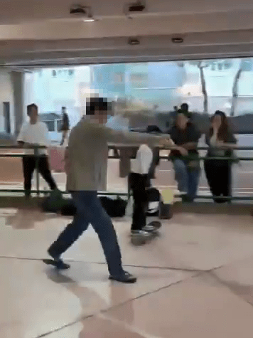 男子懶理旁人側目,徑自在場地淋油。 男子懶理旁人側目,徑自在場地淋油。