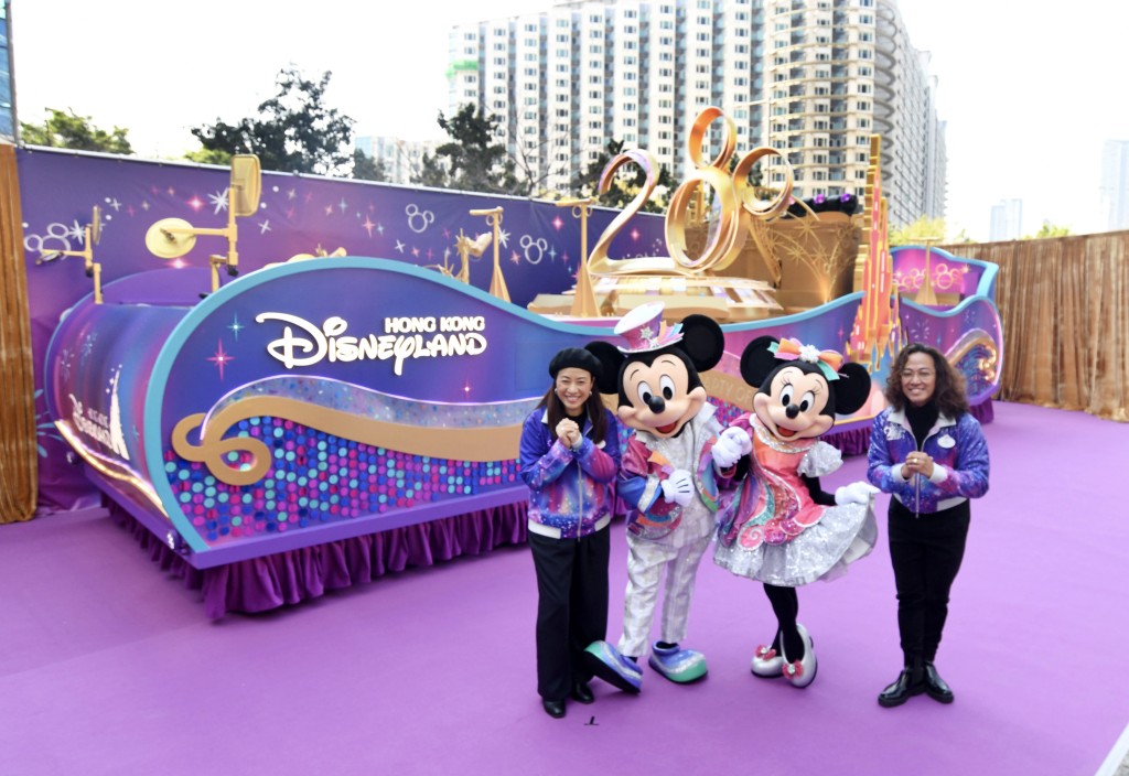 正在慶祝20周年的香港迪士尼,將帶來「奇妙派對賀馬年」花車。 何君健攝 正在慶祝20周年的香港迪士尼,將帶來「奇妙派對賀馬年」花車。 何君健攝