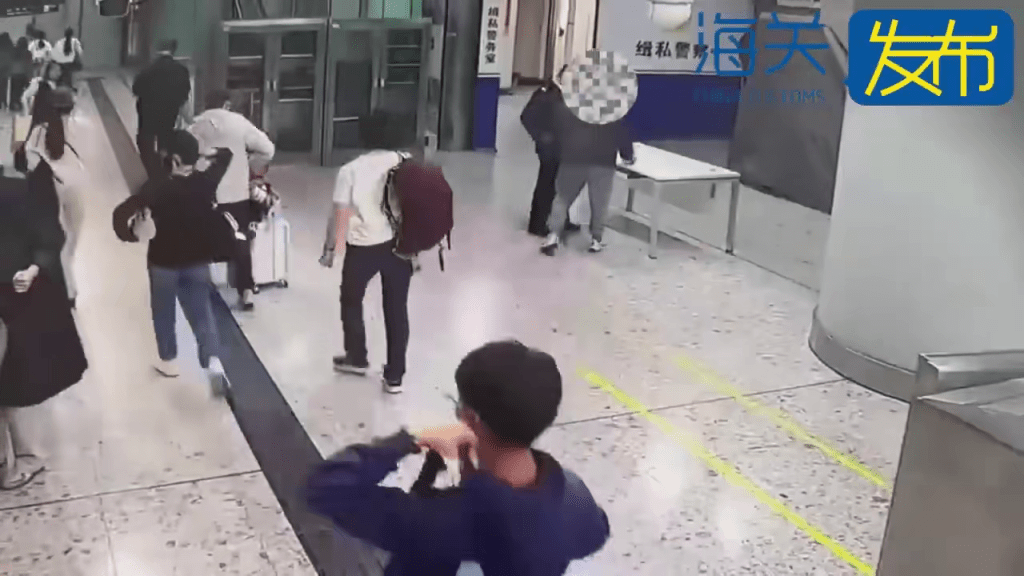 近日，西九龙站海关查获一名进境旅客在内裤夹层内藏匿海洛因，毛重1.7克。