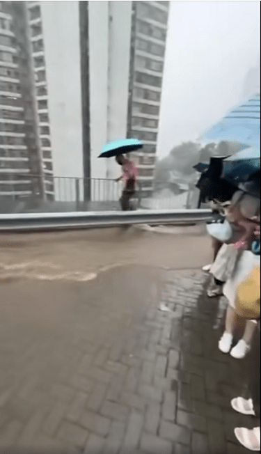 有男士涉水而行。網上影片截圖