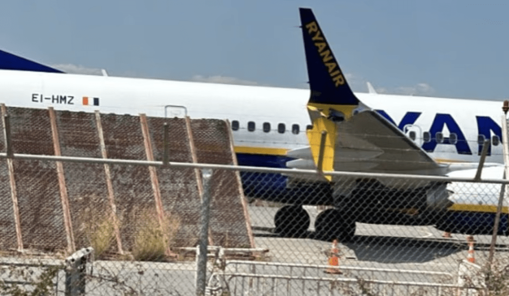 這架波音737客機於週三(18日)上午從倫敦斯坦斯特德機場(London Stansted Airport)起飛,在降落卡拉馬塔國際機場(Kalamata International Airport)之前遭遇「嚴重亂流」,隨後在滑行時撞上圍欄。 這架波音737客機於週三(18日)上午從倫敦斯坦斯特德機場(London Stansted Airport)起飛,在降落卡拉馬塔國際機場(Kalamata International Airport)之前遭遇「嚴重亂流」,隨後在滑行時撞上圍欄。