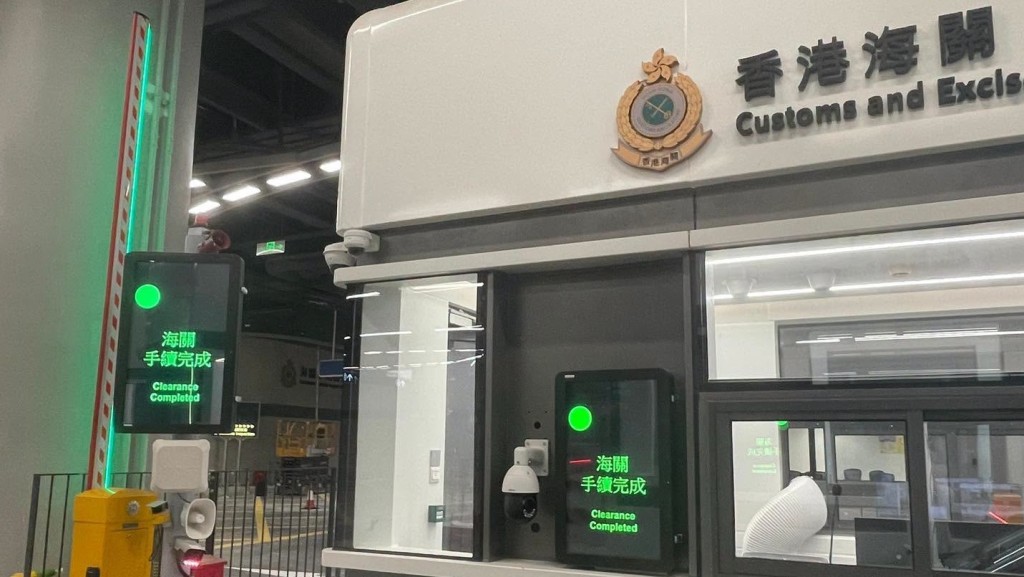 香港海關昨日（8月27日）在皇崗口岸聯檢大樓港方口岸區，統籌各部門進行首次跨部門全流程大型車輛清關演練。