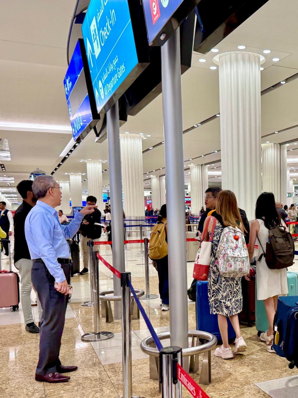 自杜拜機場有限度復航後，駐杜拜經貿辦人員協助當地港人理順離境安排，亦到場支援及協助港人，務求各人順利登機回港。商經局fb