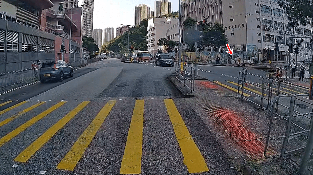 男童衝出馬路驚險過程。fb：香港交通及突發事故報料區