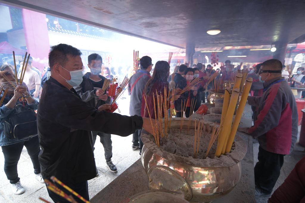 大批市民到車公廟上香祈福。