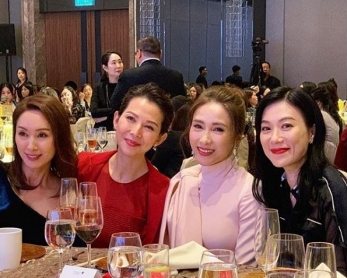 4位昔日無線當紅花旦相隔多年聚首一堂,當然要合照。