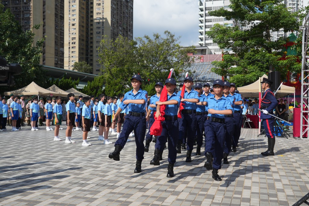 黄大仙广场周日举行中式步操大汇演，活动中超过200名学生参与，庆祝国家成立75周年。(欧乐年摄)