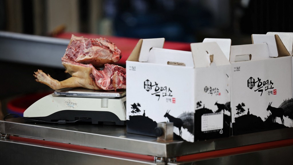 餐廳秤狗肉計價。 路透社 餐廳秤狗肉計價。 路透社