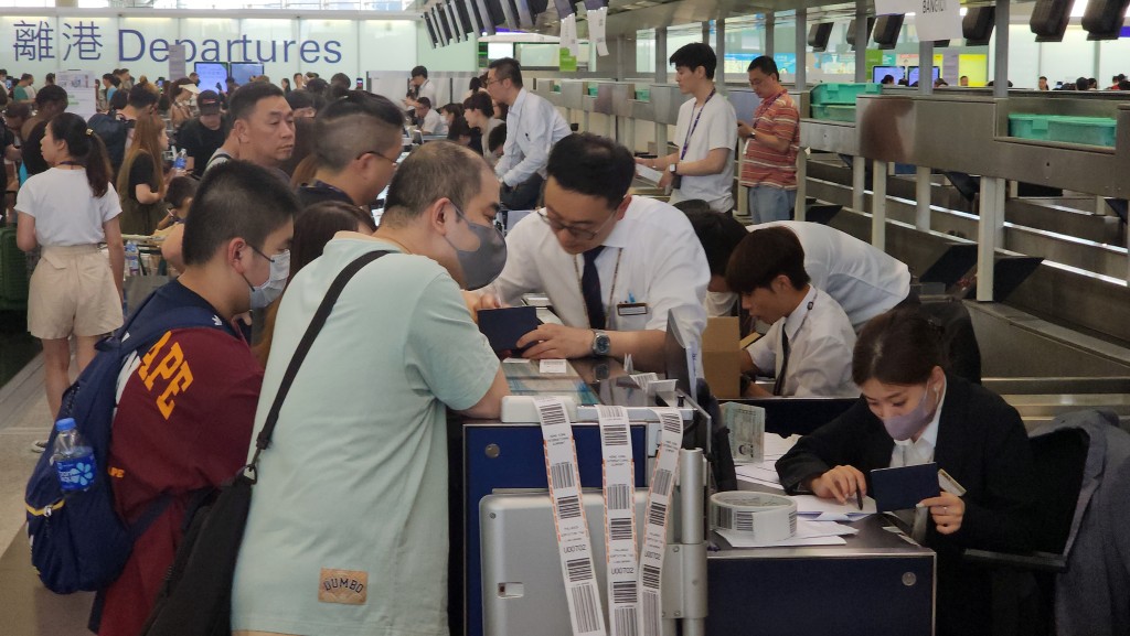 航空公司職員改用人手辦理手續。黃文威攝