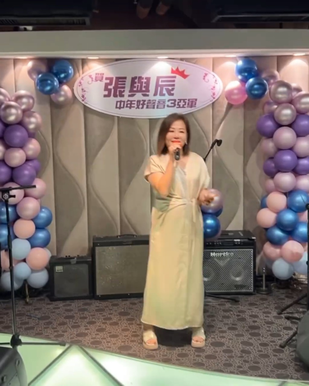 張與辰的家姐都是唱得之人。 張與辰的家姐都是唱得之人。